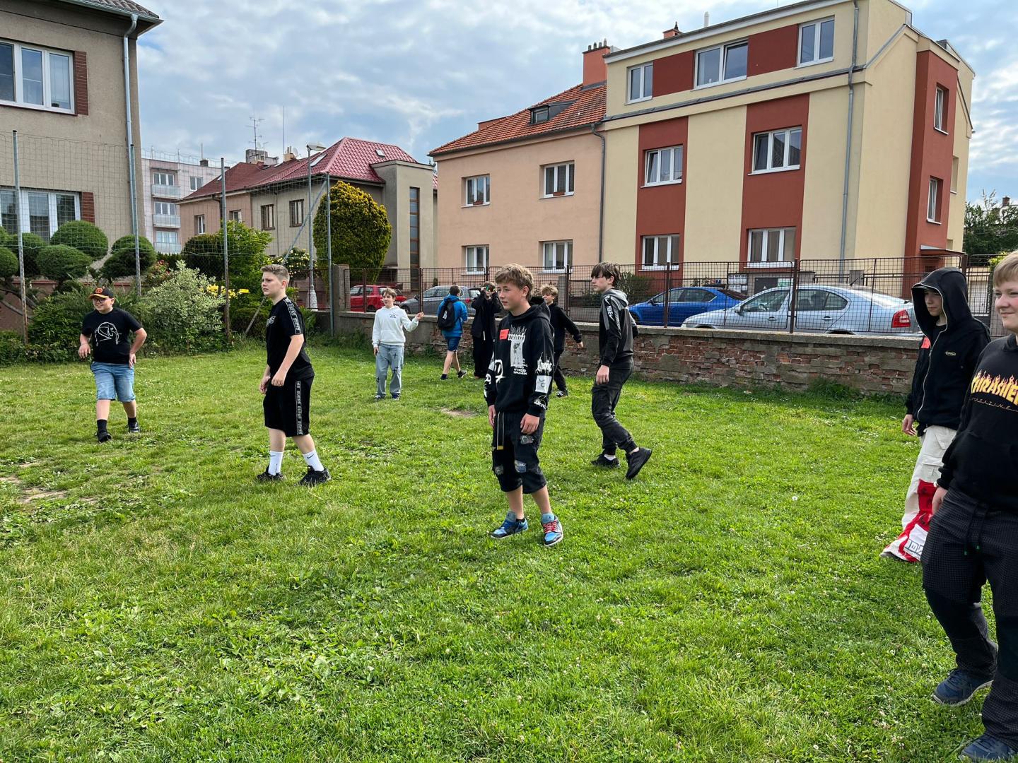 Žáci na zahradě